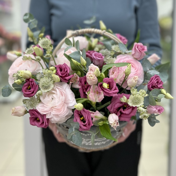 Эустомы и розовые ранункулюсы в маленькой корзине